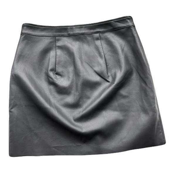 Express women’s faux leather black mini skirt- Size 6 - Picture 2 of 4